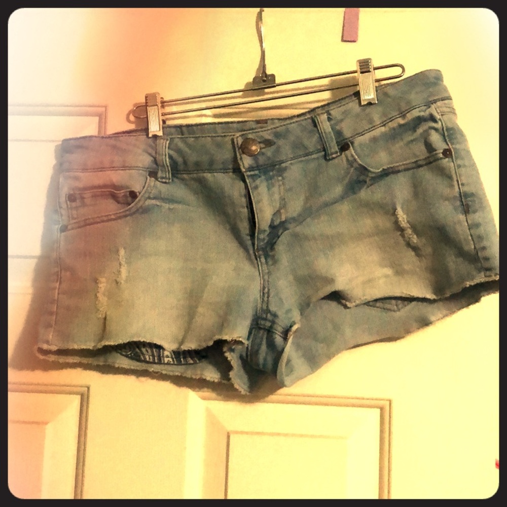 Denim shorts (light washed)